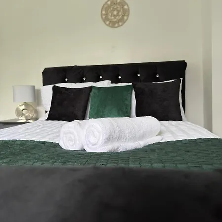 Shm Stays Ensuite Rooms Great For Long Term Stays & Short Stays 15 Min Drive To City Centre & Airport 5 Min Walk To Shops And Train Station 10 Mins To High Street Birmingham Exterior photo