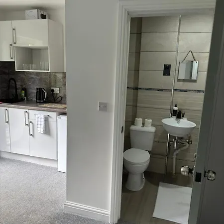 Shm Stays Ensuite Rooms Great For Long Term Stays & Short Stays 15 Min Drive To City Centre & Airport 5 Min Walk To Shops And Train Station 10 Mins To High Street Birmingham Exterior photo