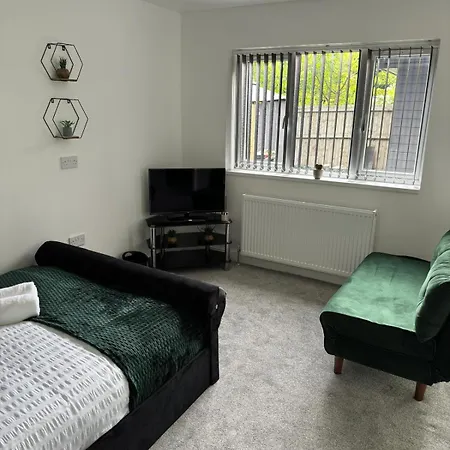 Shm Stays Ensuite Rooms Great For Long Term Stays & Short Stays 15 Min Drive To City Centre & Airport 5 Min Walk To Shops And Train Station 10 Mins To High Street Birmingham Exterior photo