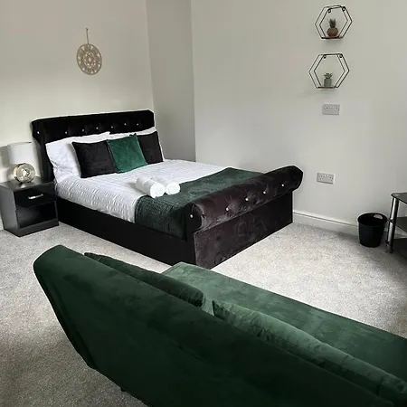 Shm Stays Ensuite Rooms Great For Long Term Stays & Short Stays 15 Min Drive To City Centre & Airport 5 Min Walk To Shops And Train Station 10 Mins To High Street Birmingham Exterior photo