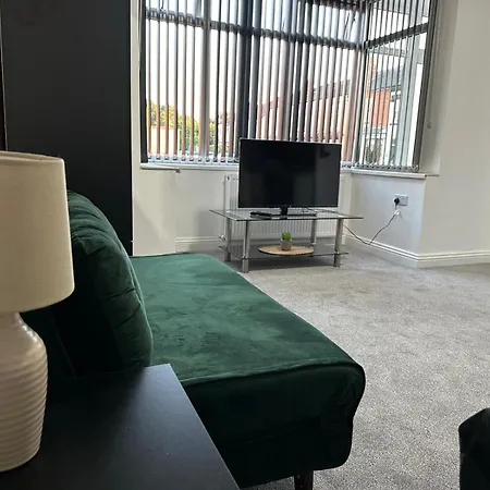 Shm Stays Ensuite Rooms Great For Long Term Stays & Short Stays 15 Min Drive To City Centre & Airport 5 Min Walk To Shops And Train Station 10 Mins To High Street Birmingham Exterior photo