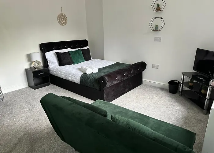 Shm Stays Ensuite Rooms Great For Long Term Stays & Short Stays 15 Min Drive To City Centre & Airport 5 Min Walk To Shops And Train Station 10 Mins To High Street