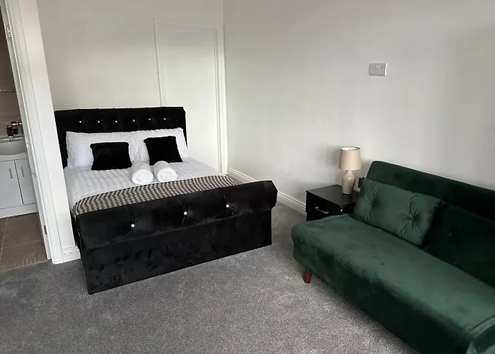 Shm Stays Ensuite Rooms Great For Long Term Stays & Short Stays 15 Min Drive To City Centre & Airport 5 Min Walk To Shops And Train Station 10 Mins To High Street