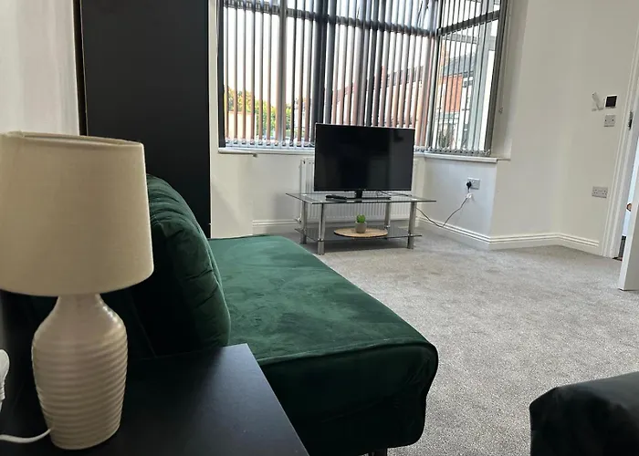 Shm Stays Ensuite Rooms Great For Long Term Stays & Short Stays 15 Min Drive To City Centre & Airport 5 Min Walk To Shops And Train Station 10 Mins To High Street