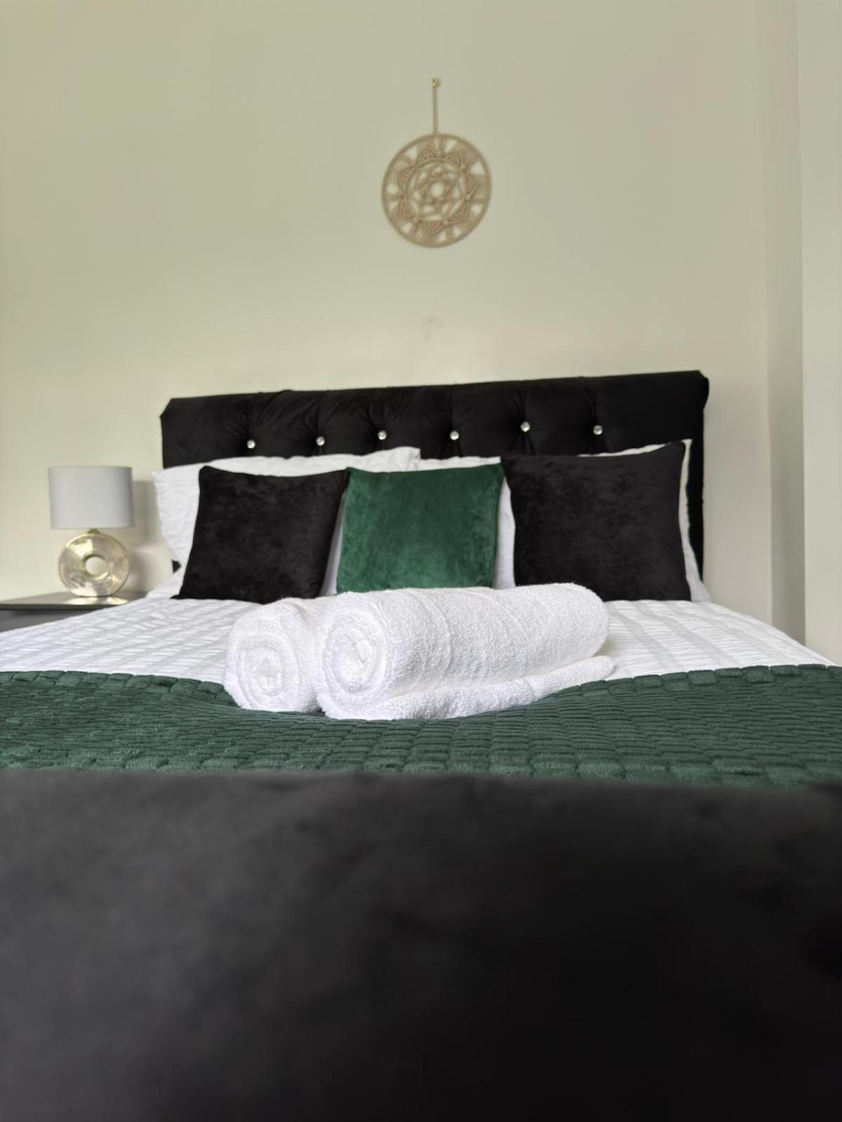 Shm Ensuite Great For Long Term & Short 15 Min Drive To Centre & Airport 5 Min Walk To Shops And Train Station 10 Mins To High Street Birmingham