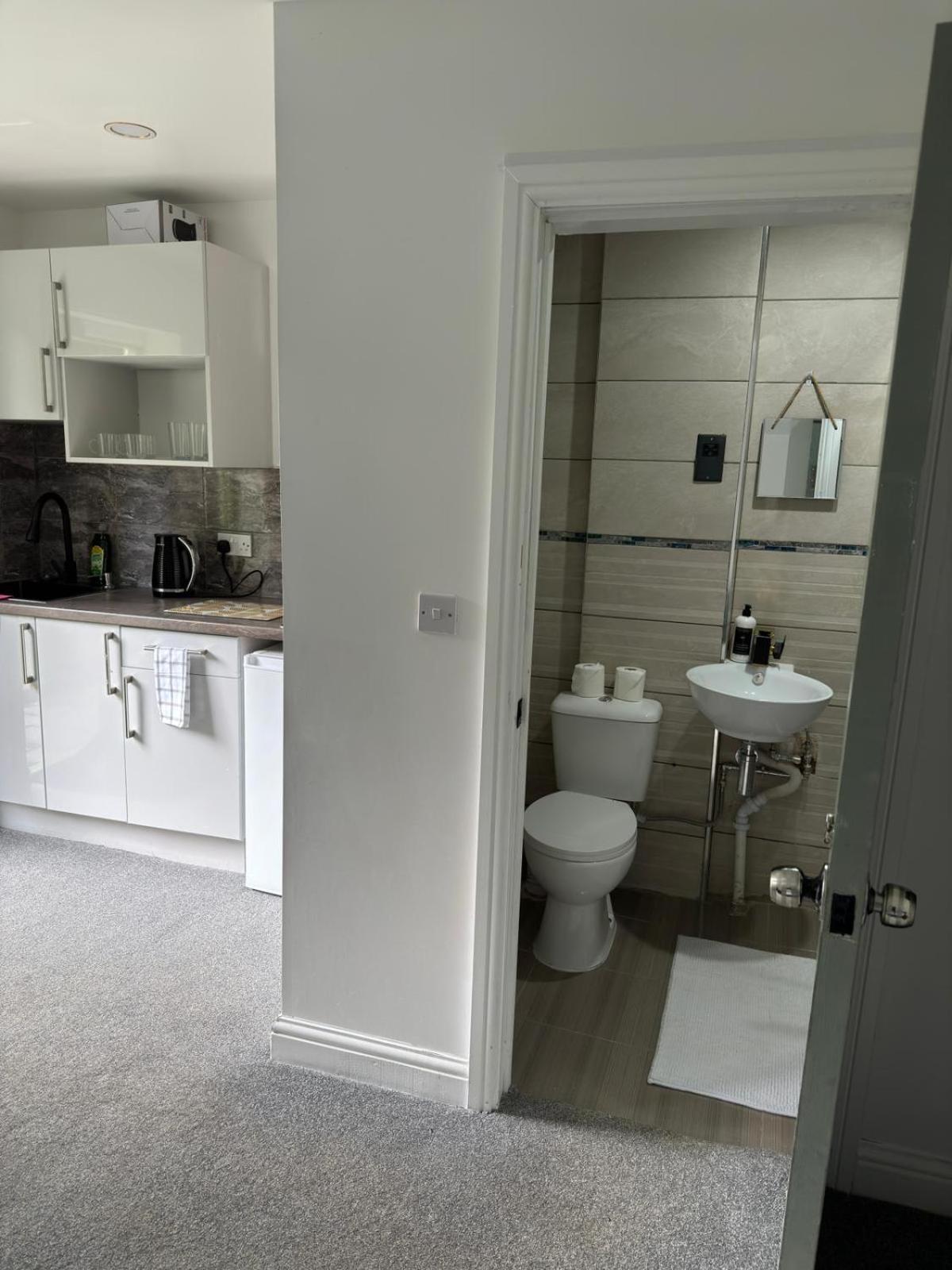 Shm Ensuite Great For Long Term & Short 15 Min Drive To Centre & Airport 5 Min Walk To Shops And Train Station 10 Mins To High Street Birmingham