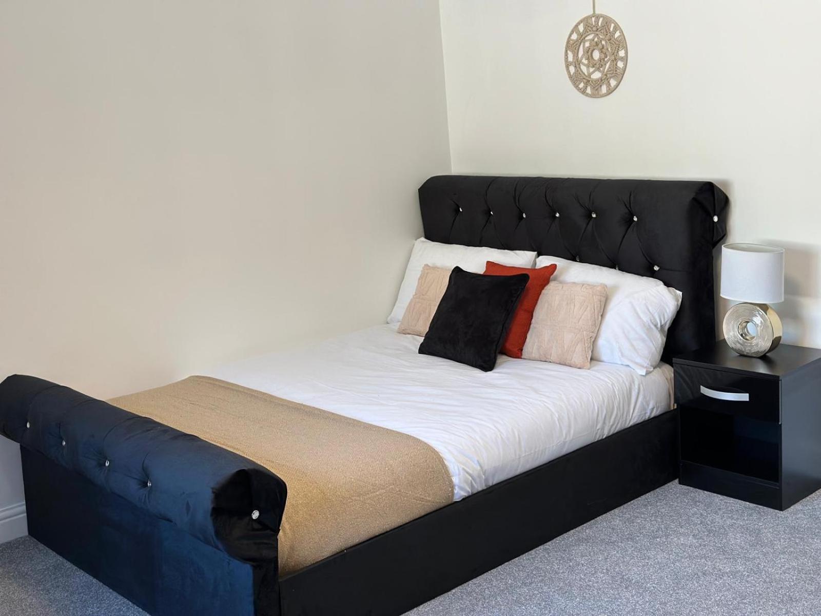 Apartment Shm Ensuite Great For Long Term & Short 15 Min Drive To Centre & Airport 5 Min Walk To Shops And Train Station 10 Mins To High Street Birmingham