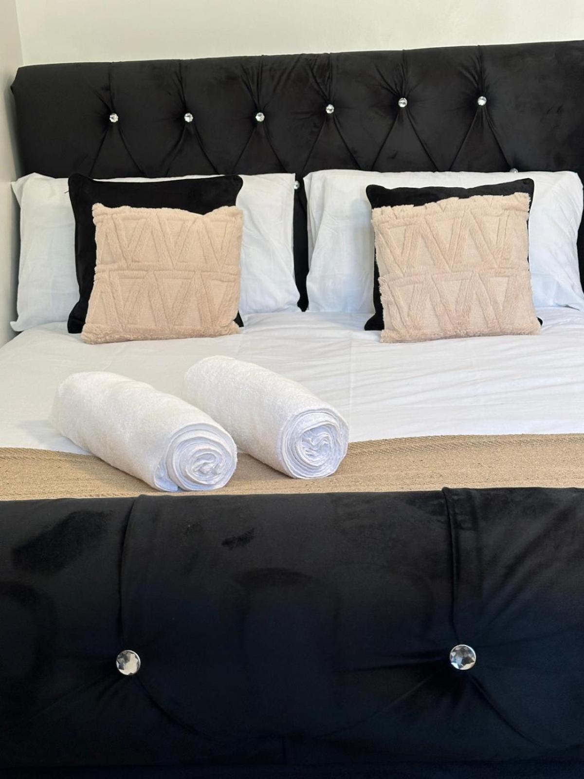 Shm Ensuite Great For Long Term & Short 15 Min Drive To Centre & Airport 5 Min Walk To Shops And Train Station 10 Mins To High Street