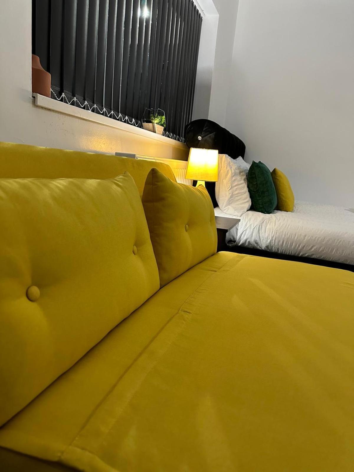 Apartment Shm Ensuite Great For Long Term & Short 15 Min Drive To Centre & Airport 5 Min Walk To Shops And Train Station 10 Mins To High Street Birmingham