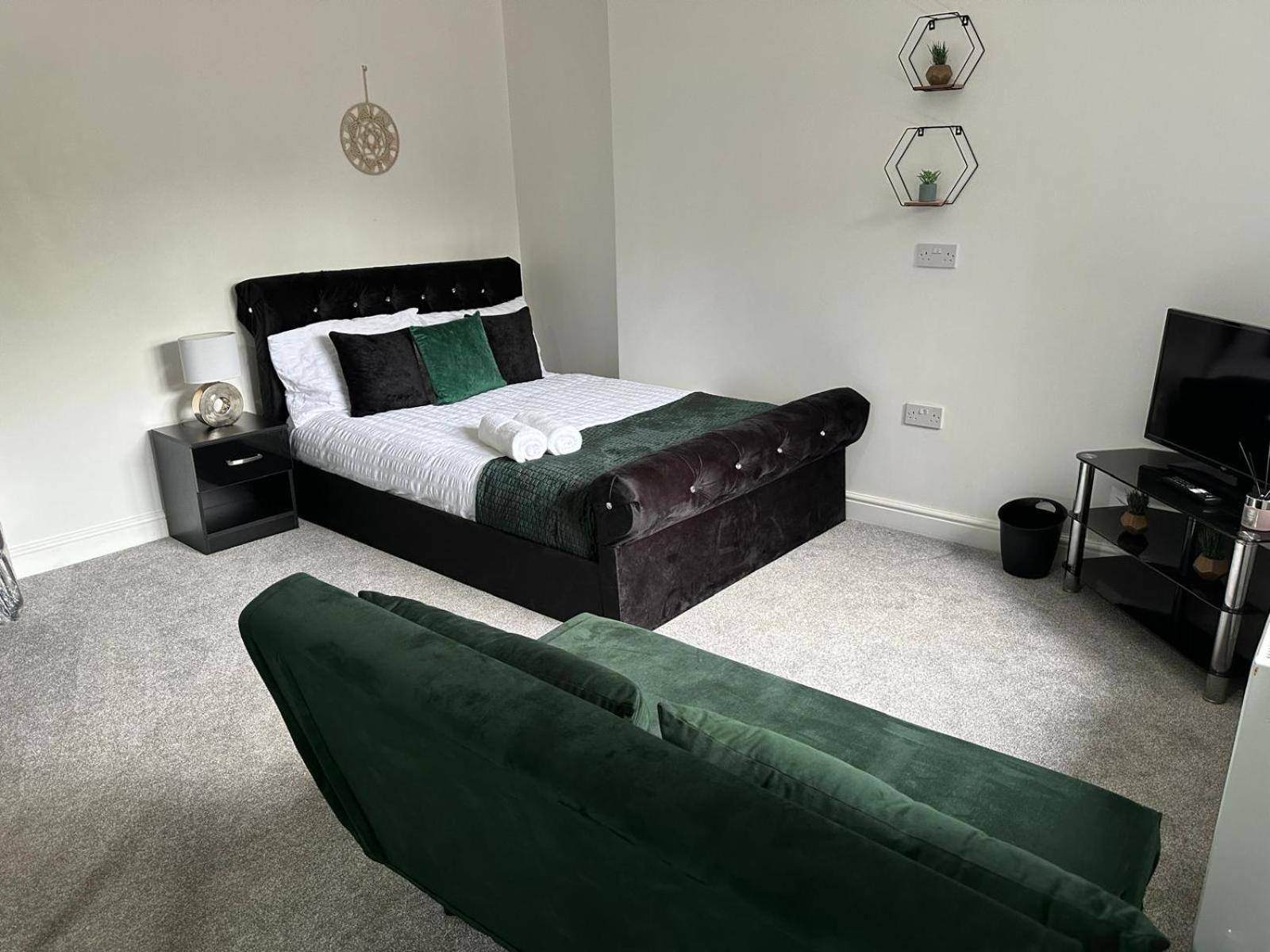 Shm Ensuite Great For Long Term & Short 15 Min Drive To Centre & Airport 5 Min Walk To Shops And Train Station 10 Mins To High Street *