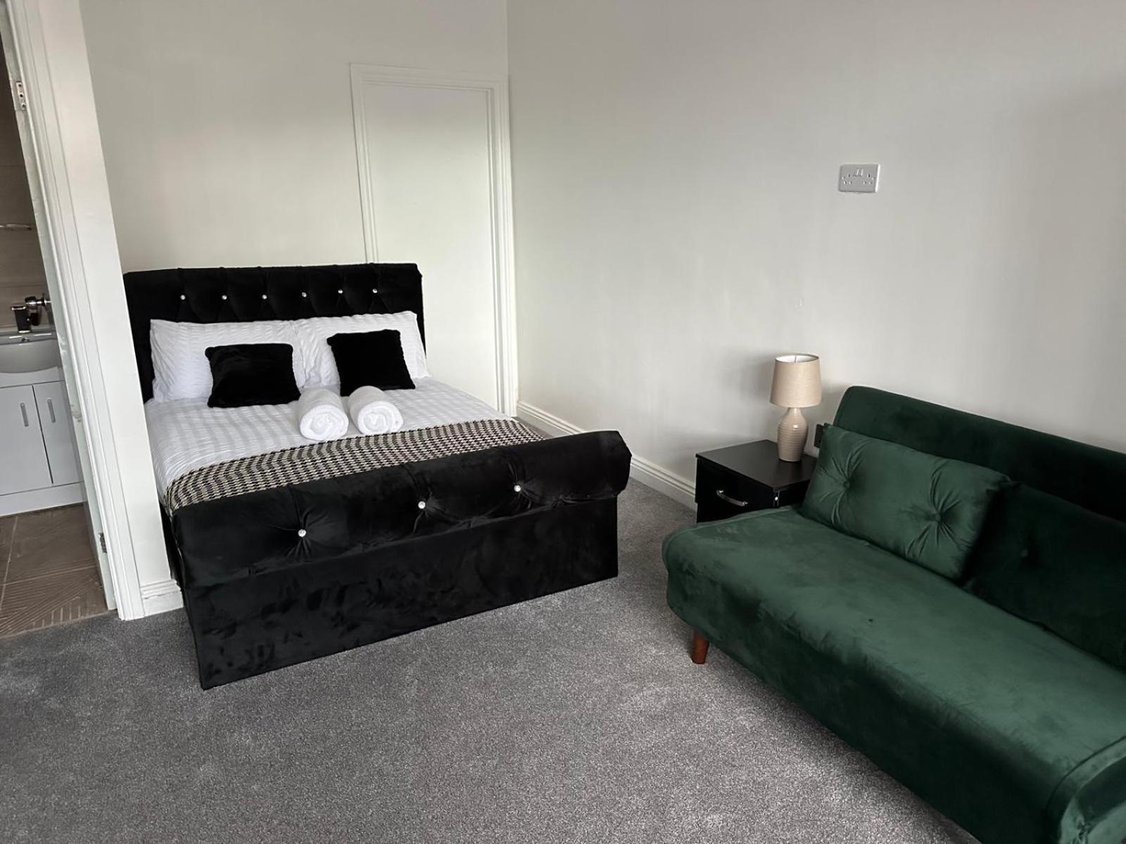Apartment Shm Ensuite Great For Long Term & Short 15 Min Drive To Centre & Airport 5 Min Walk To Shops And Train Station 10 Mins To High Street