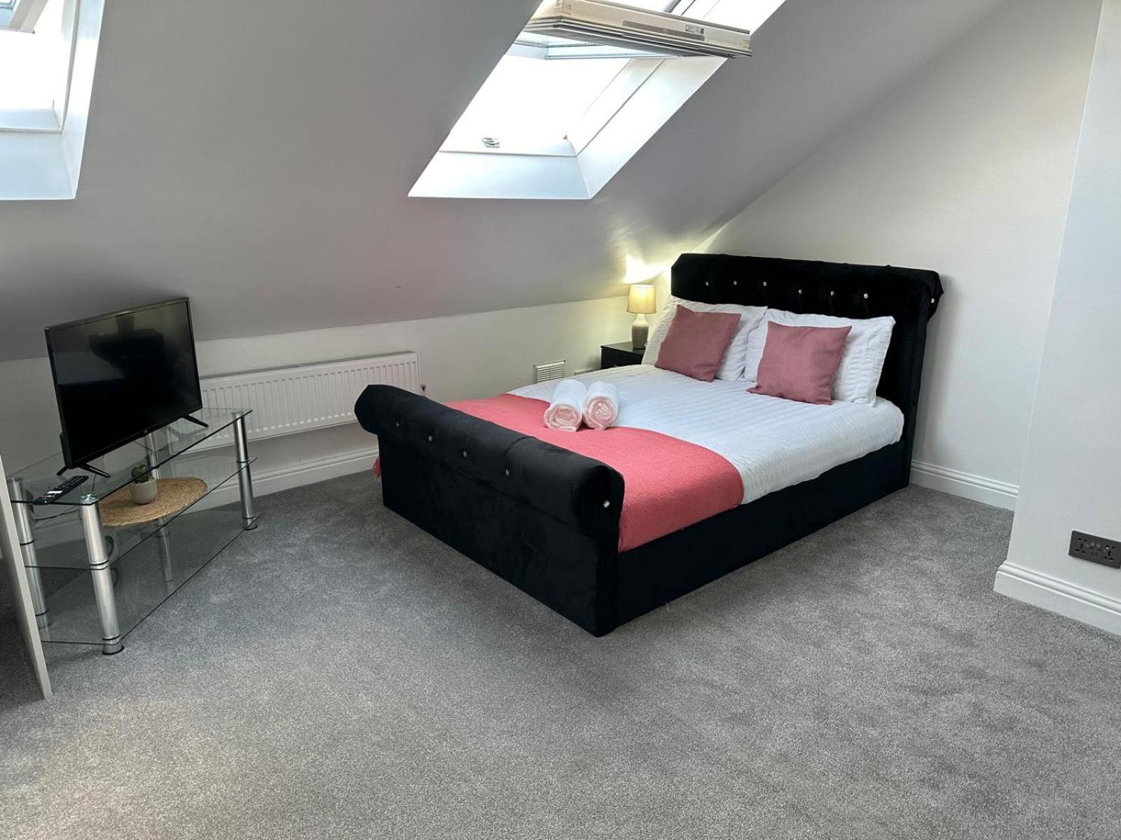Shm Ensuite Great For Long Term & Short 15 Min Drive To Centre & Airport 5 Min Walk To Shops And Train Station 10 Mins To High Street Birmingham