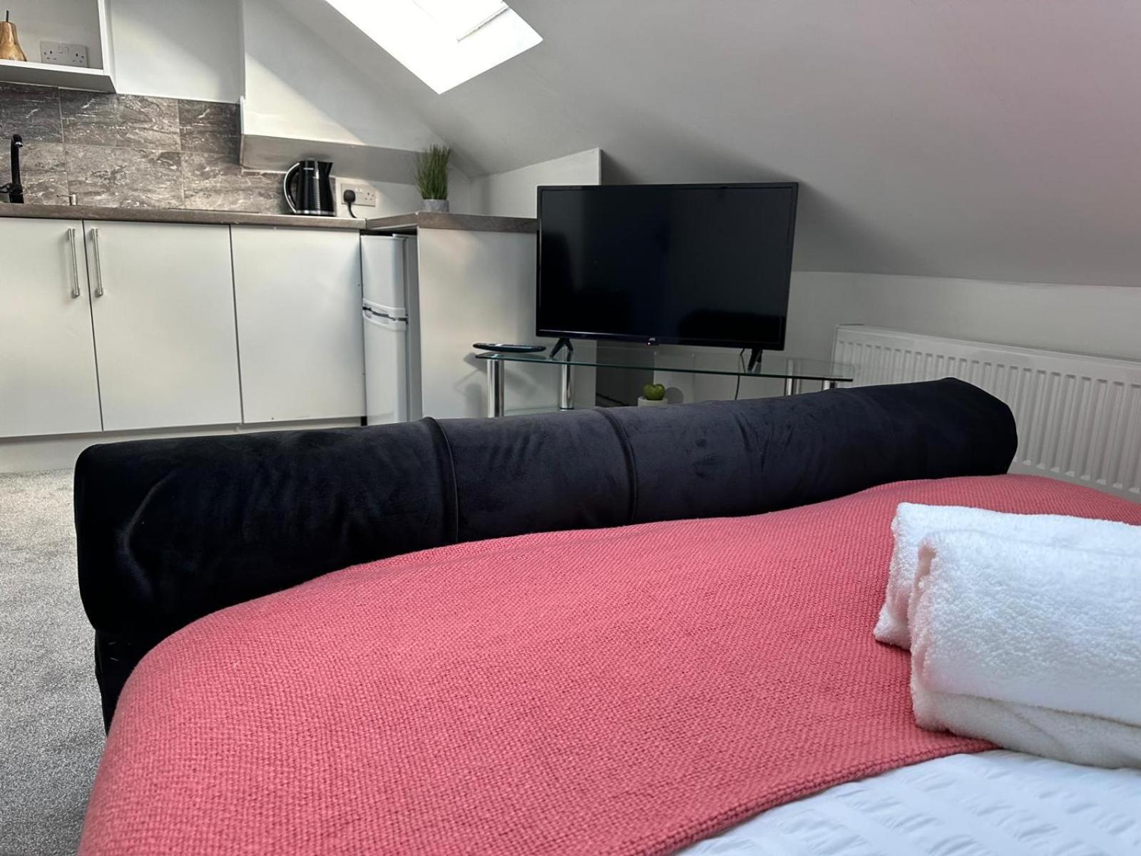Apartment Shm Ensuite Great For Long Term & Short 15 Min Drive To Centre & Airport 5 Min Walk To Shops And Train Station 10 Mins To High Street Birmingham