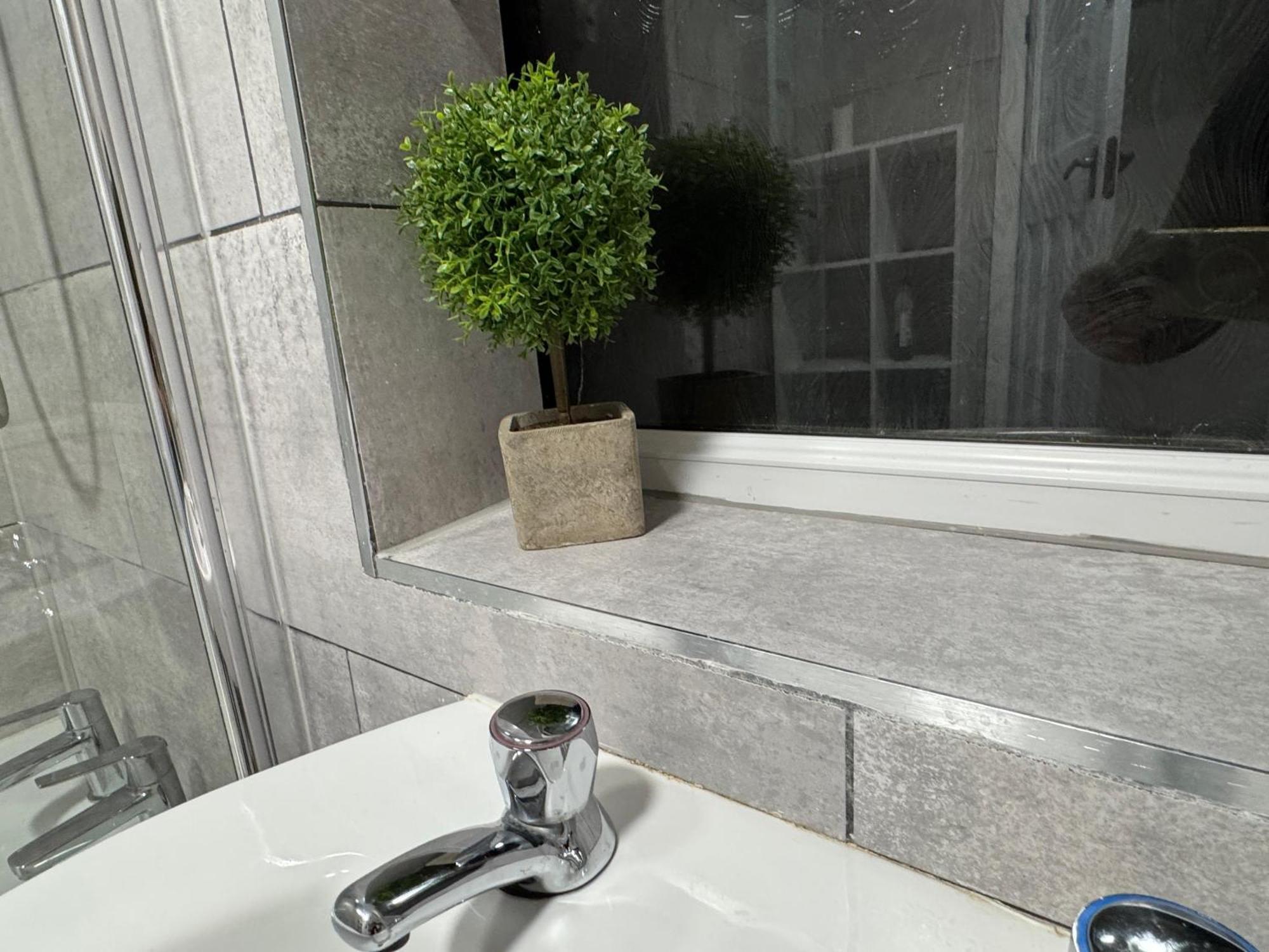Apartment Shm Ensuite Great For Long Term & Short 15 Min Drive To Centre & Airport 5 Min Walk To Shops And Train Station 10 Mins To High Street Birmingham